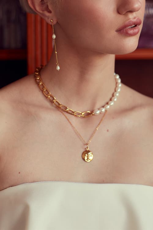 Ottoman Hands Moon Face Pendant Necklace In Gold