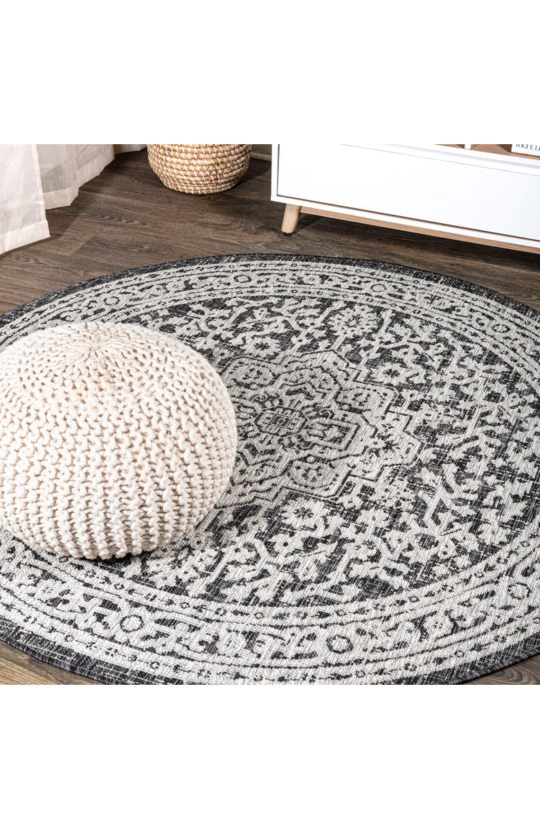 JONATHAN Y Sinjuri Medallion Textured Weave Indoor/Outdoor Round Area Rug, Main, color, Gray/Black