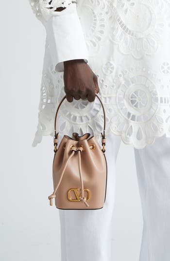 ショルダーバッグ・ポシェット VLOGO SIGNATURE SMALL BUCKET Valentino Garavani Mini VLOGO Signature Leather Bucket Bag