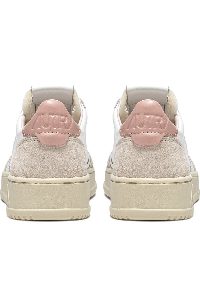 AUTRY Medalist Low Sneaker, Alternate, color, Suede White/ Powder