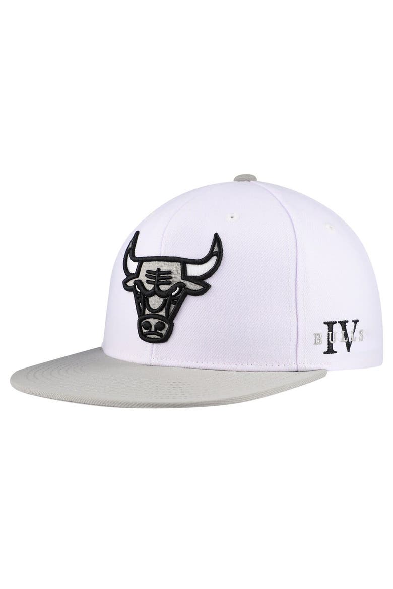 Men's Mitchell & Ness White Chicago Bulls Core Snapback Hat, Main, color, White