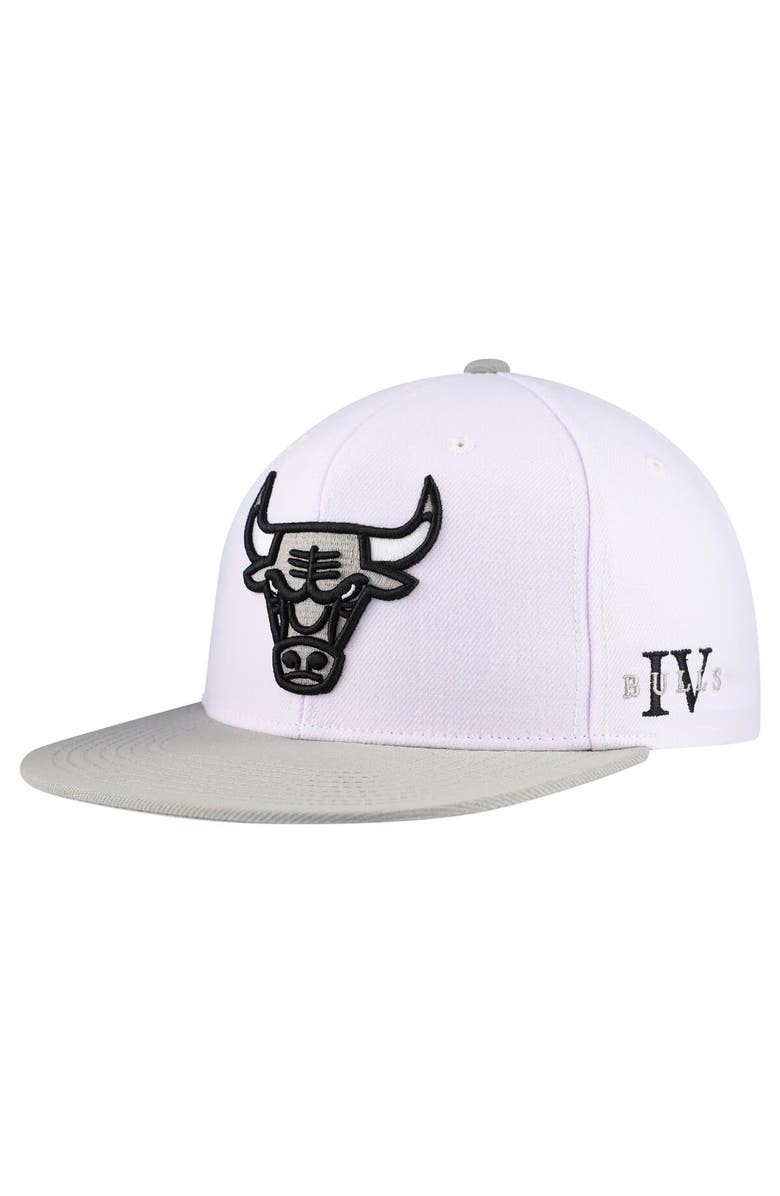 Mitchell & Ness Men's Mitchell & Ness White Chicago Bulls Core Snapback Hat, Main, color, White
