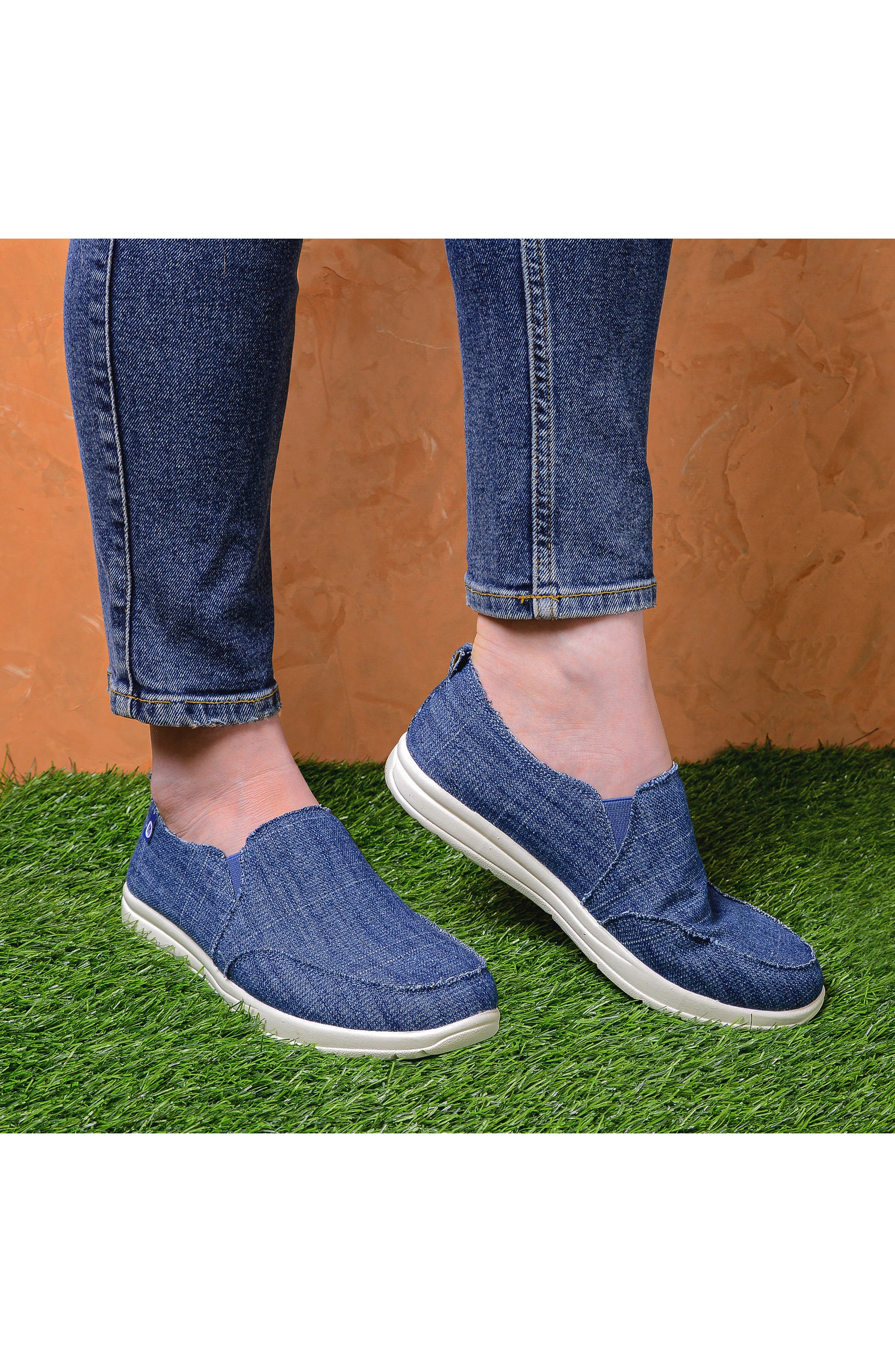 Minnetonka Expanse Slip-On Sneaker, Alternate, color, Blue Denim