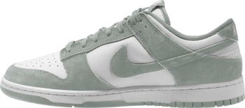 Dunk Low SE Basketball Sneaker