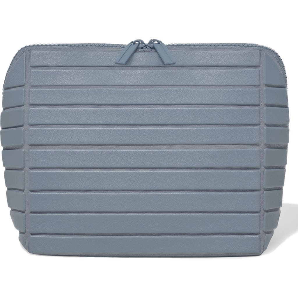 Parallelle The Medium Traveler Toiletry Kit In Gray