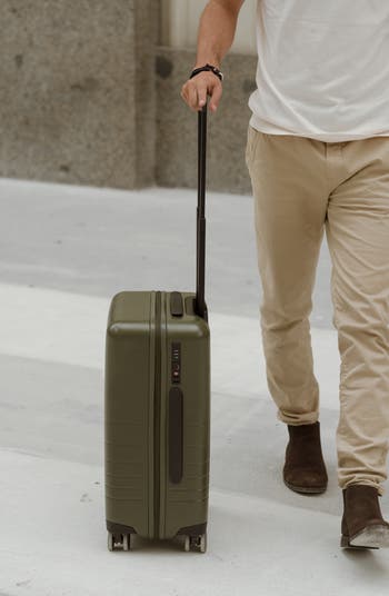 【Monos】☆お洒落☆23-Inch Carry-On Plus Spinner Luggage Monos 23-Inch Carry-On Plus Spinner Luggage | Nordstrom