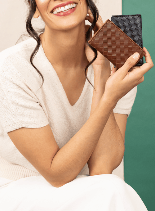 Deux Mains Woven Card Holder In Brown