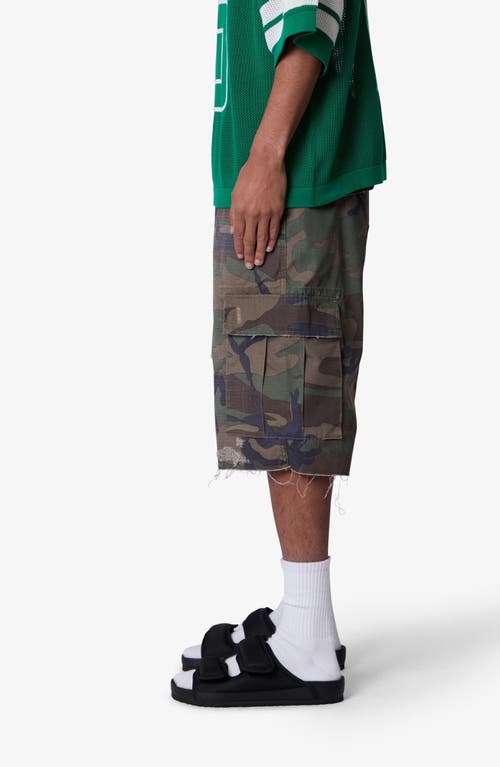 Mnml Baggy Distressed Cargo Shorts In Green