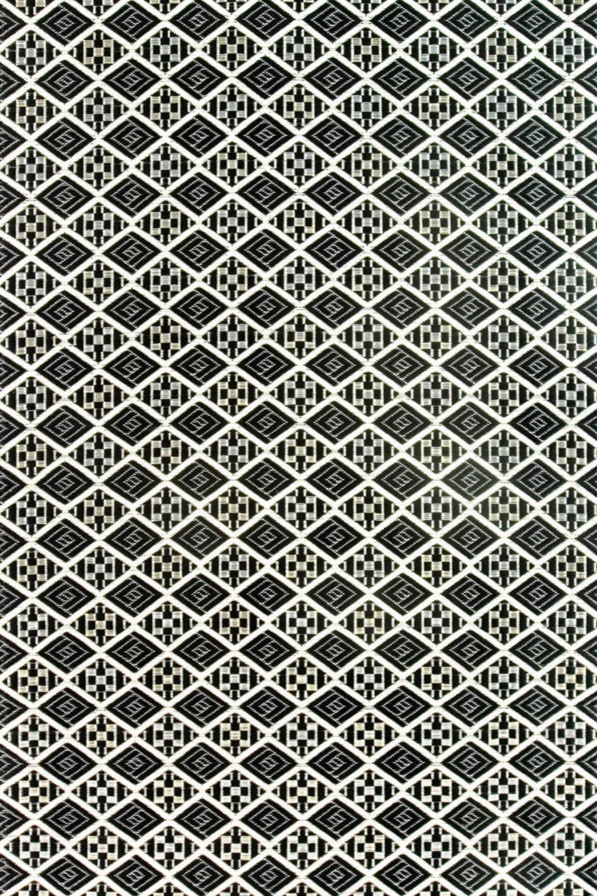selected Black White - 2.5'x6'