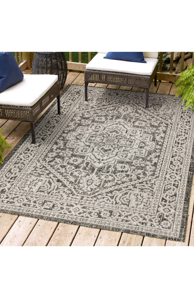JONATHAN Y Sinjuri Medallion Textured Weave Indoor/Outdoor Area Rug, Alternate, color, Gray/Black