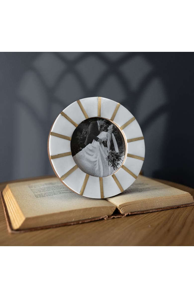 Foreside Home and Garden 4x4 Round Family & Friends Photo Picture Frame, Alternate, color, White