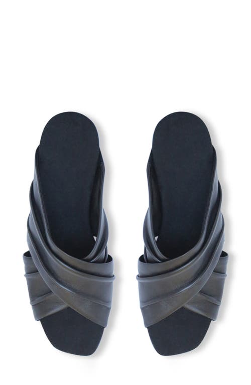 Munro Lee Slide Sandal In Black Lamb