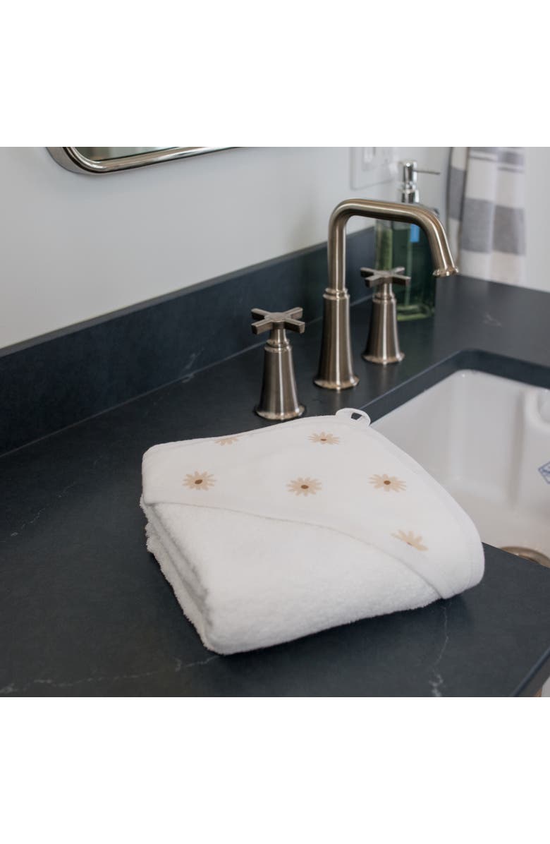 Lulujo Hooded Towel, Alternate, color, Daisies