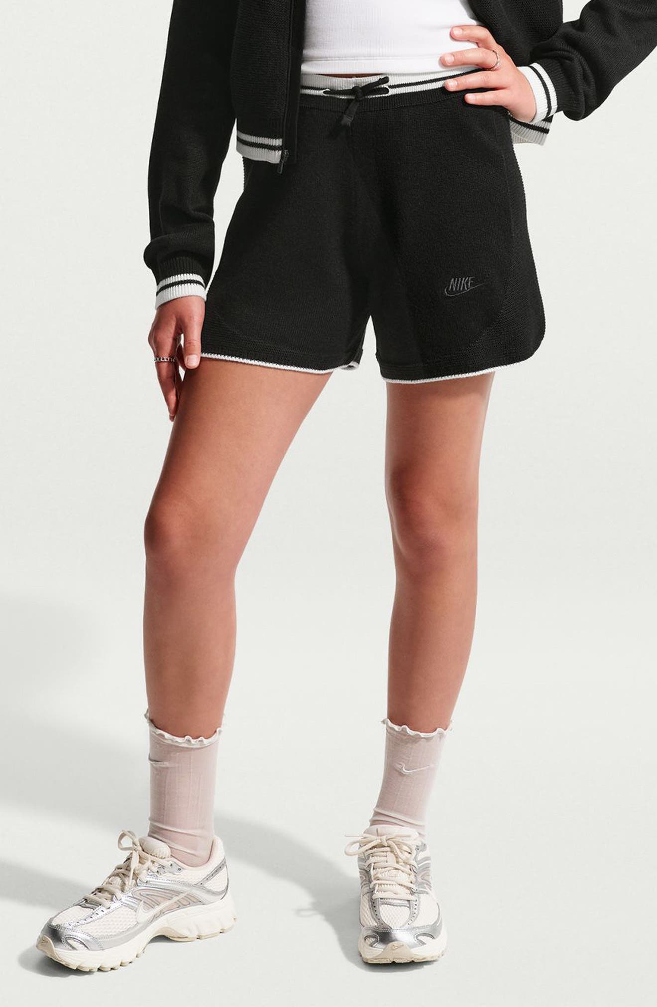 selected 010 BLACK/WHITE