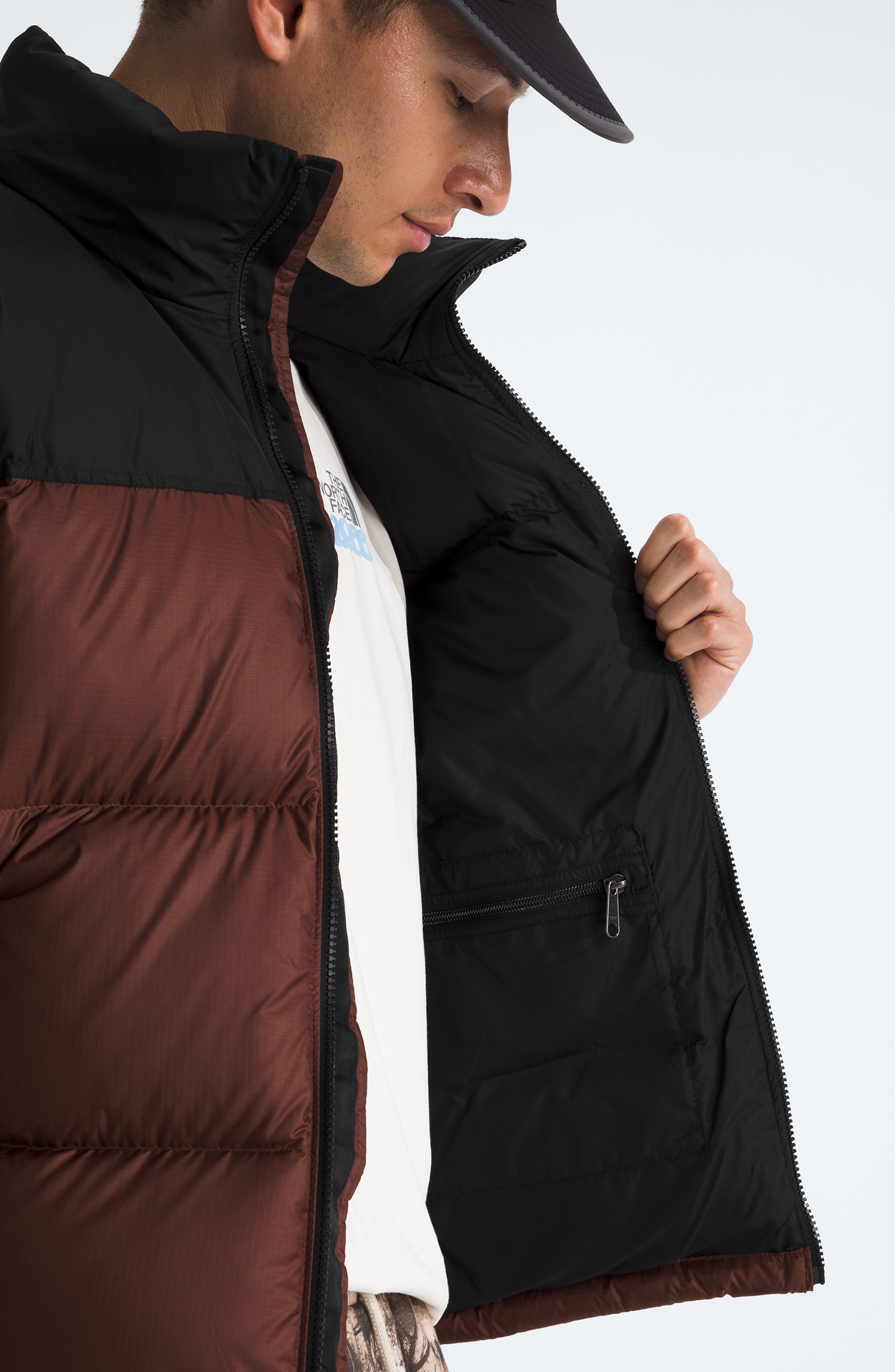 Мужские куртки The North Face 1996 Retro Nuptse 700 Fill Power Down Packable Jacket — фото 4