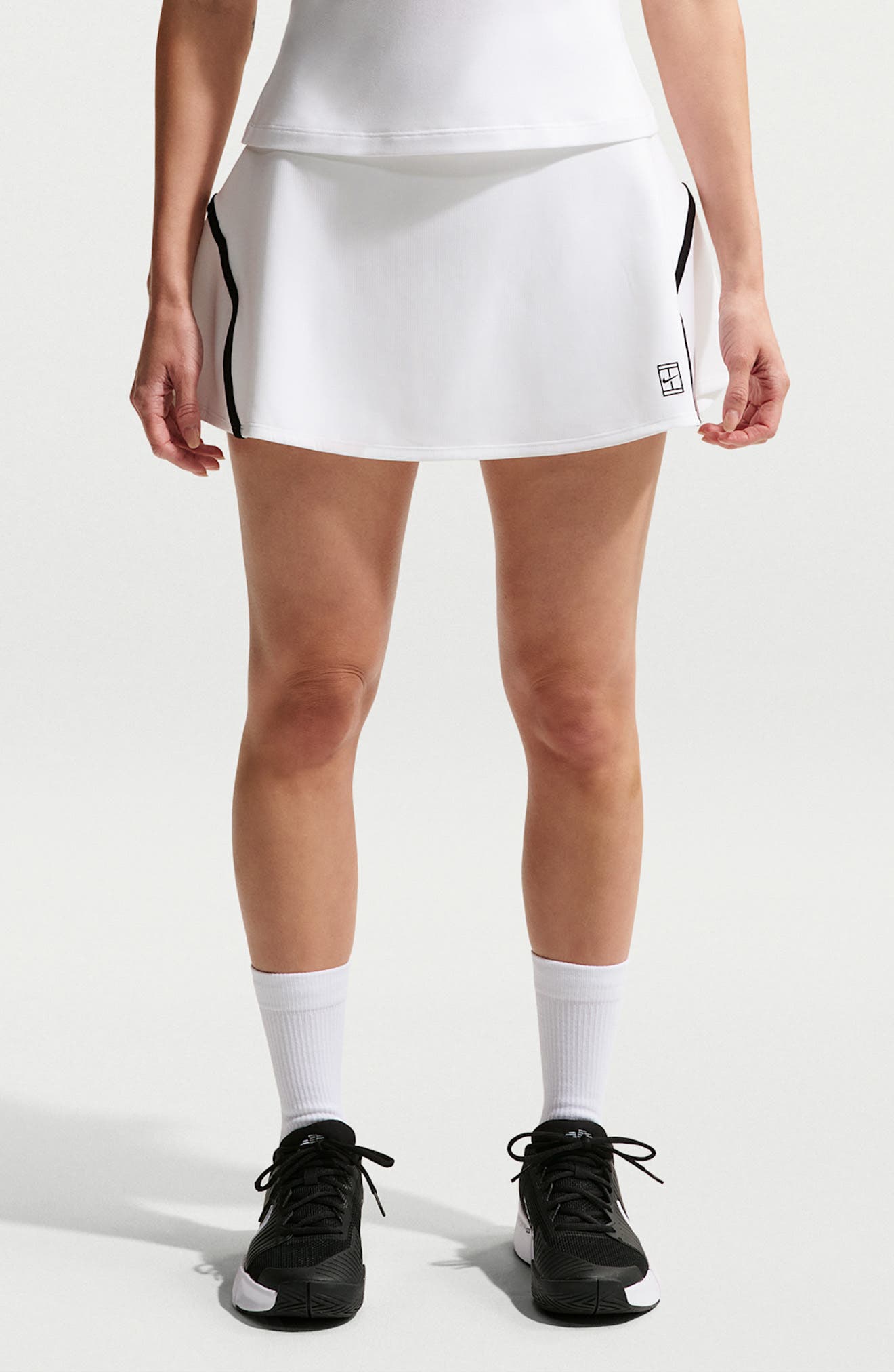 WHITE/BLACK