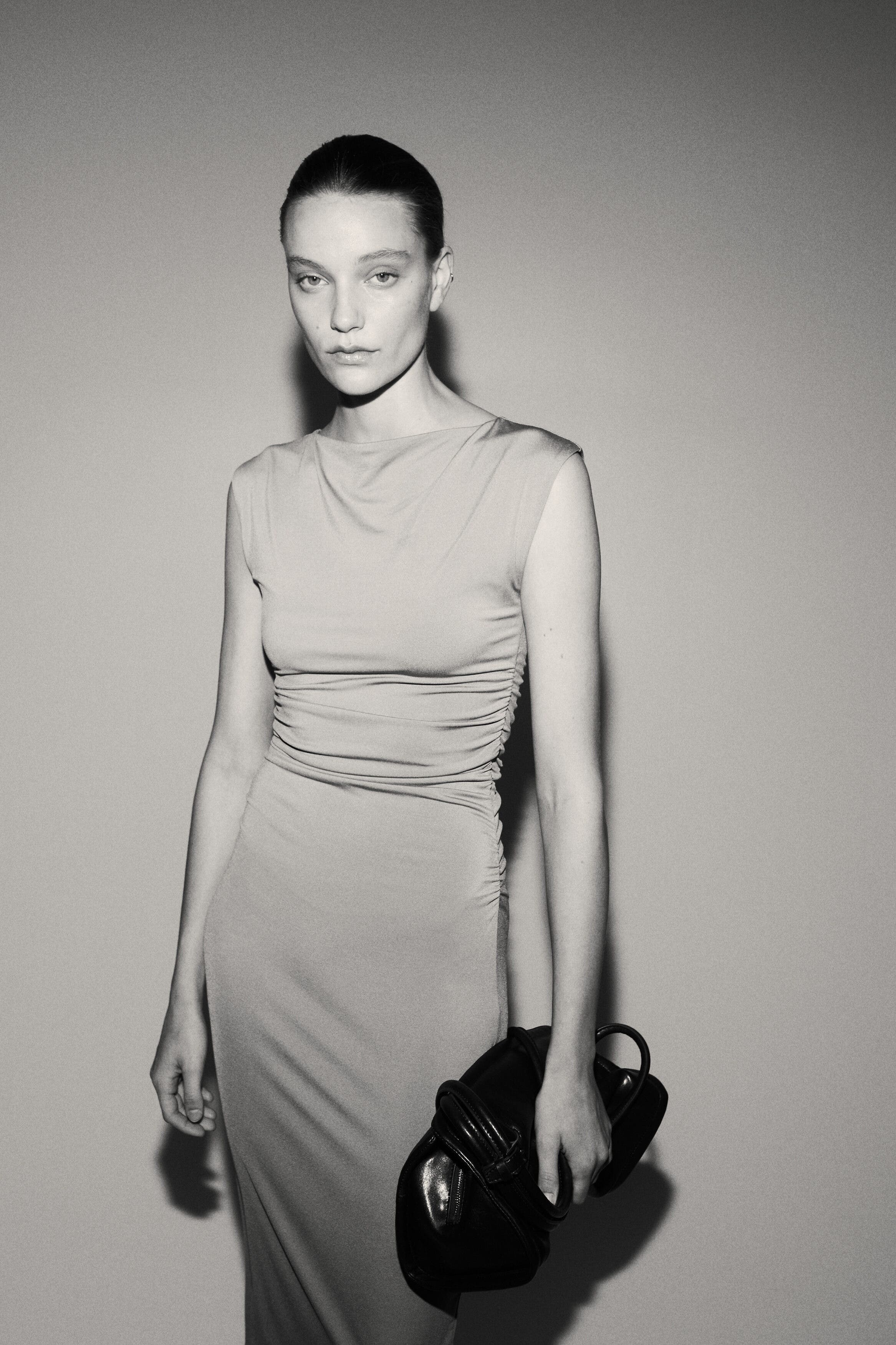 Cap-sleeved dress - image 4