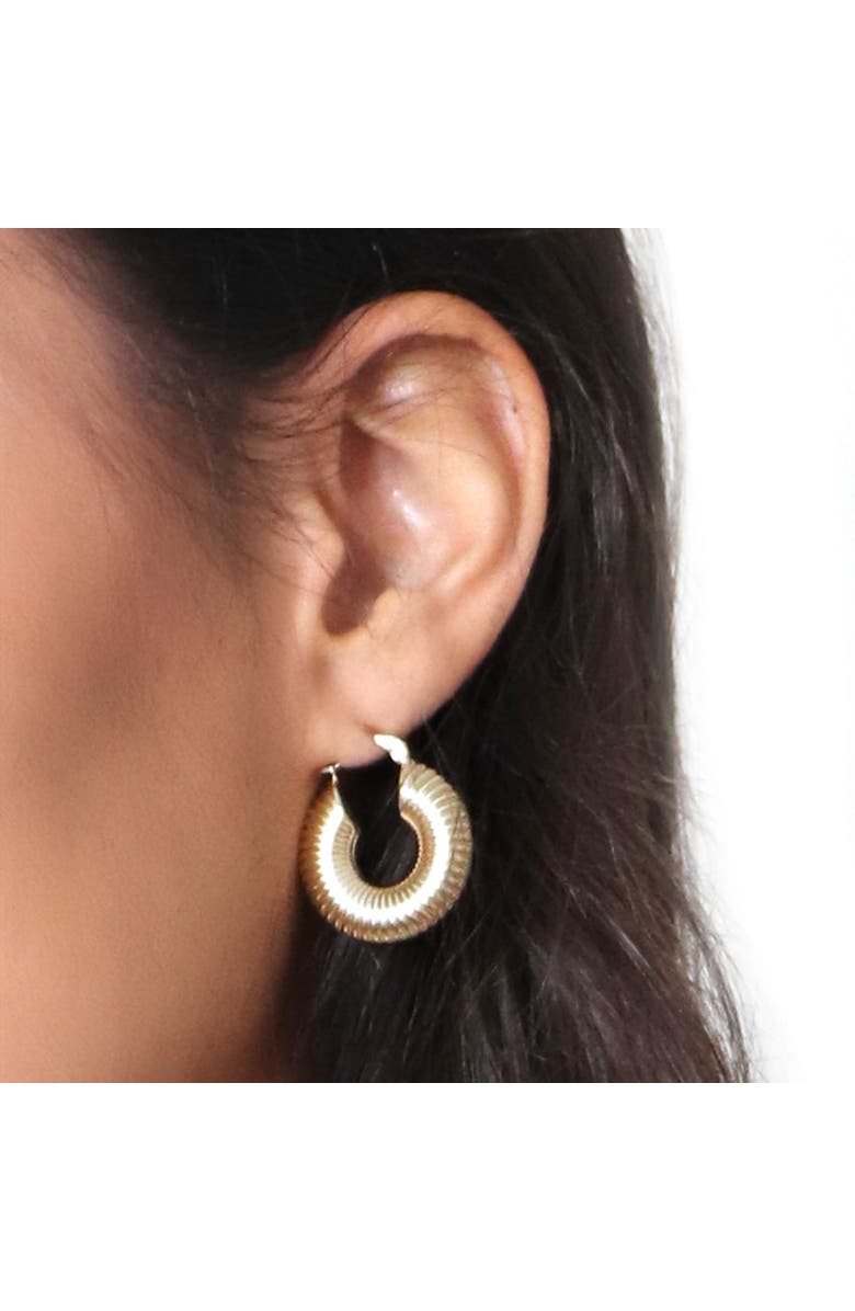 The Lovery Fine Jewelry Ribbed Gold Hoop Earrings, Alternate, color, Yellow Gold