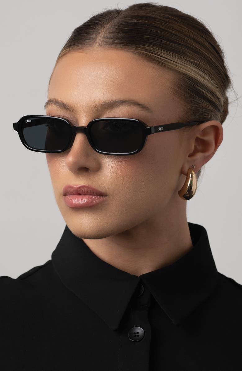 OTRA Frankie Oval Sunglasses, Alternate, color, Black/ Smoke