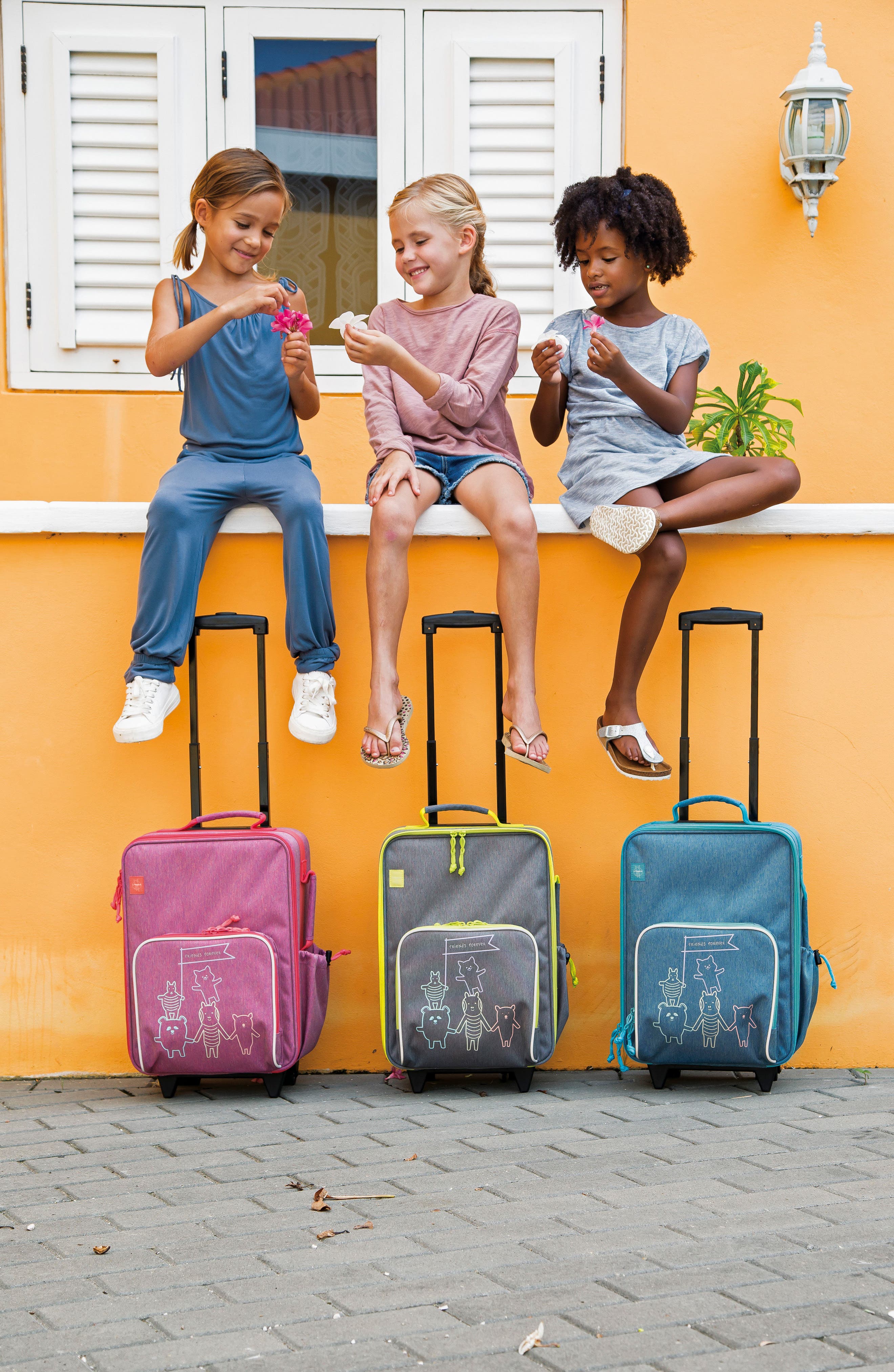 Lässig About Friends 18-Inch Rolling Suitcase, Alternate, color, 