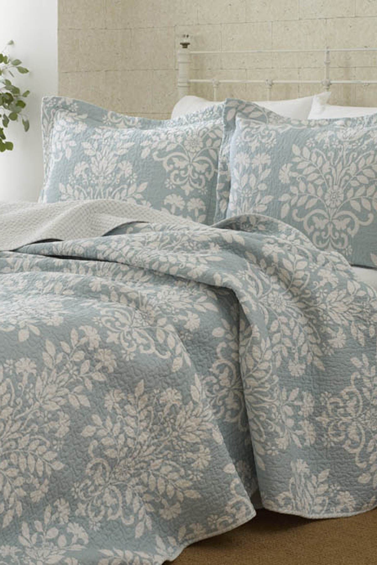 Laura Ashley Rowland Pastel Blue Full/Queen Quilt Set