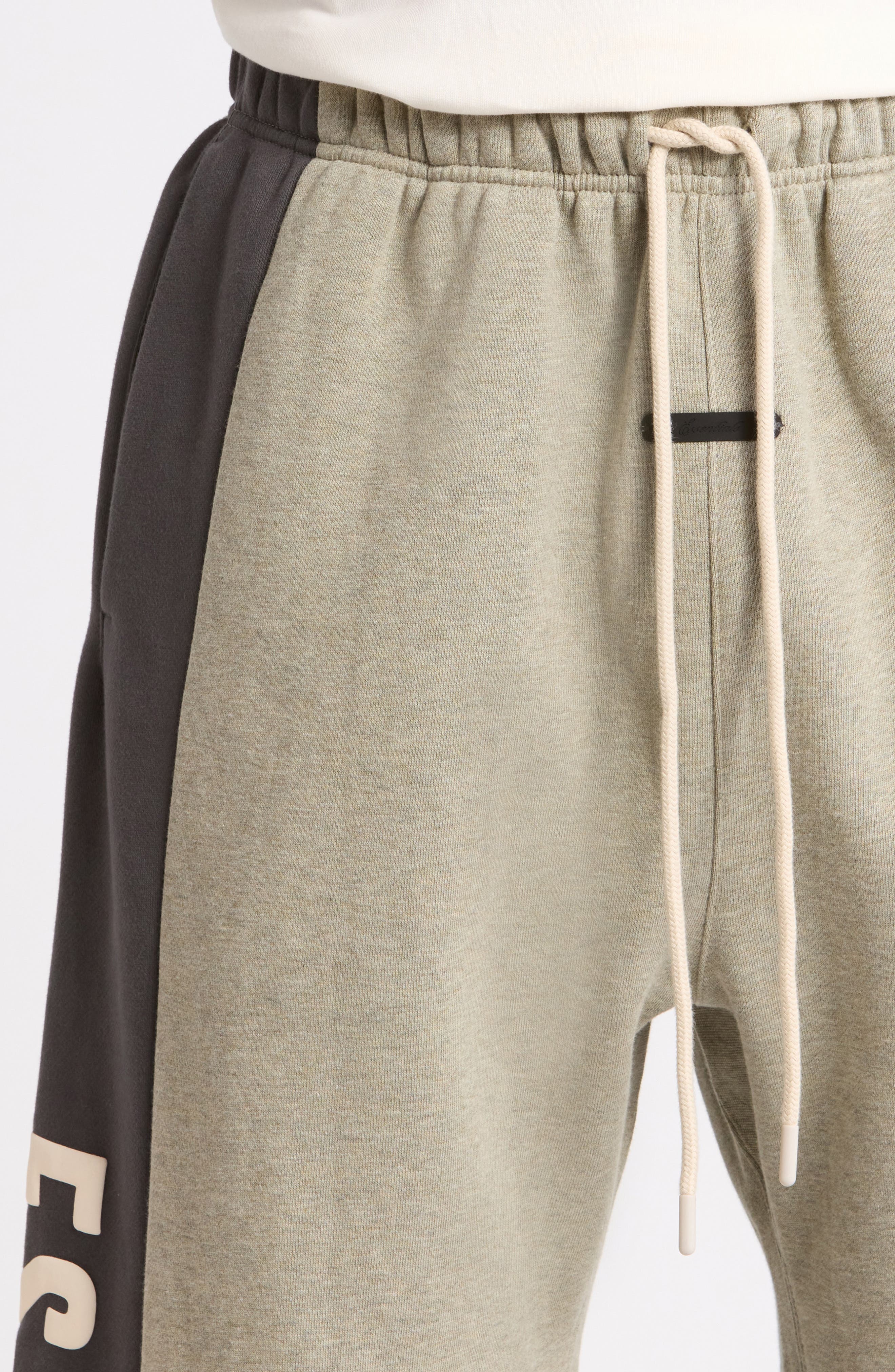 Мужские Fear of God Essentials Panelled Raw Cut Off Sweatpants — фото 4