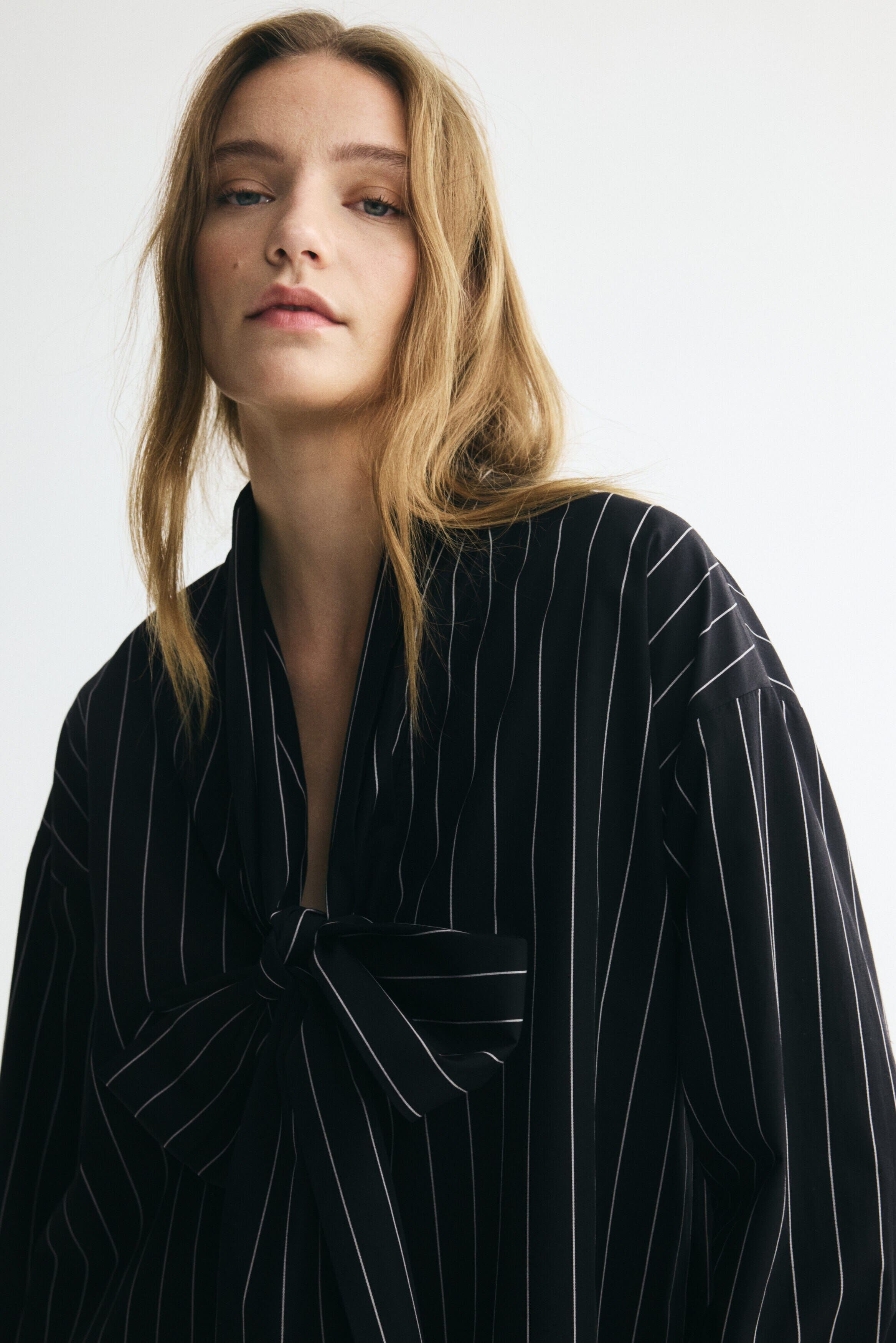 selected Black/pinstriped