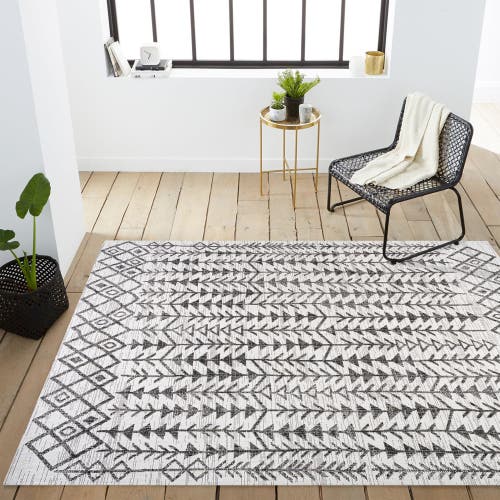 Jonathan Y Tokay Bohemian Geometric Indoor/outdoor Area Rug In Ivory/black