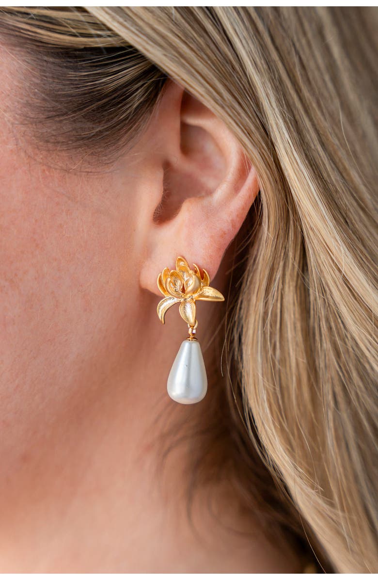 Loni Paul Jewelry Lily Shell Pearl Earrings, Alternate, color, Gold
