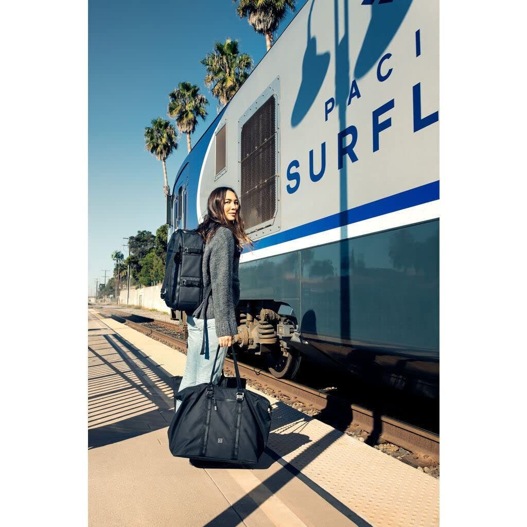 D_b_ Essential Tote, 25L, Alternate, color, Black Out