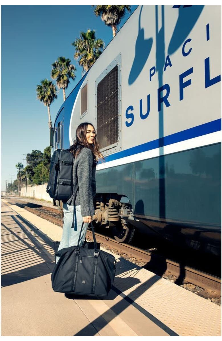 D_b_ Essential Tote, 25L, Alternate, color, Black Out