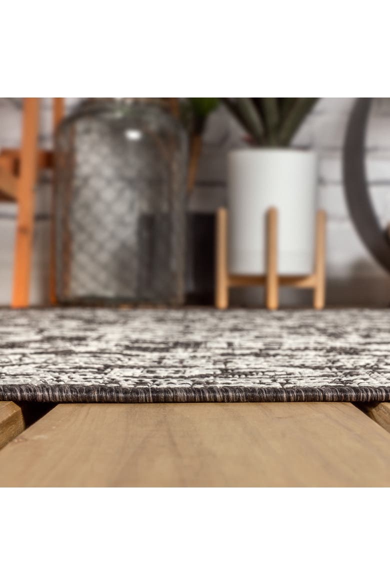 Sinjuri Medallion Textured Weave Octagon Indoor/Outdoor Area Rug, Alternate, color, Gray/Black