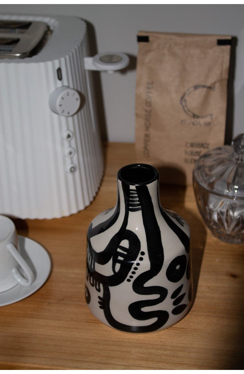 THE PARMATILE SHOP Peoplakia Vase/Carafe, Alternate, color, Black + White