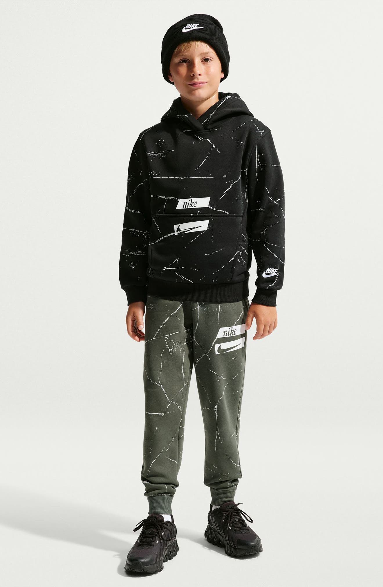 selected BLACK/ WHITE