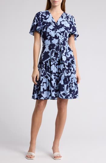Eliza J Vネックフィット&フレアドレス Eliza J Floral V-Neck Flutter Sleeve Fit & Flare Dress