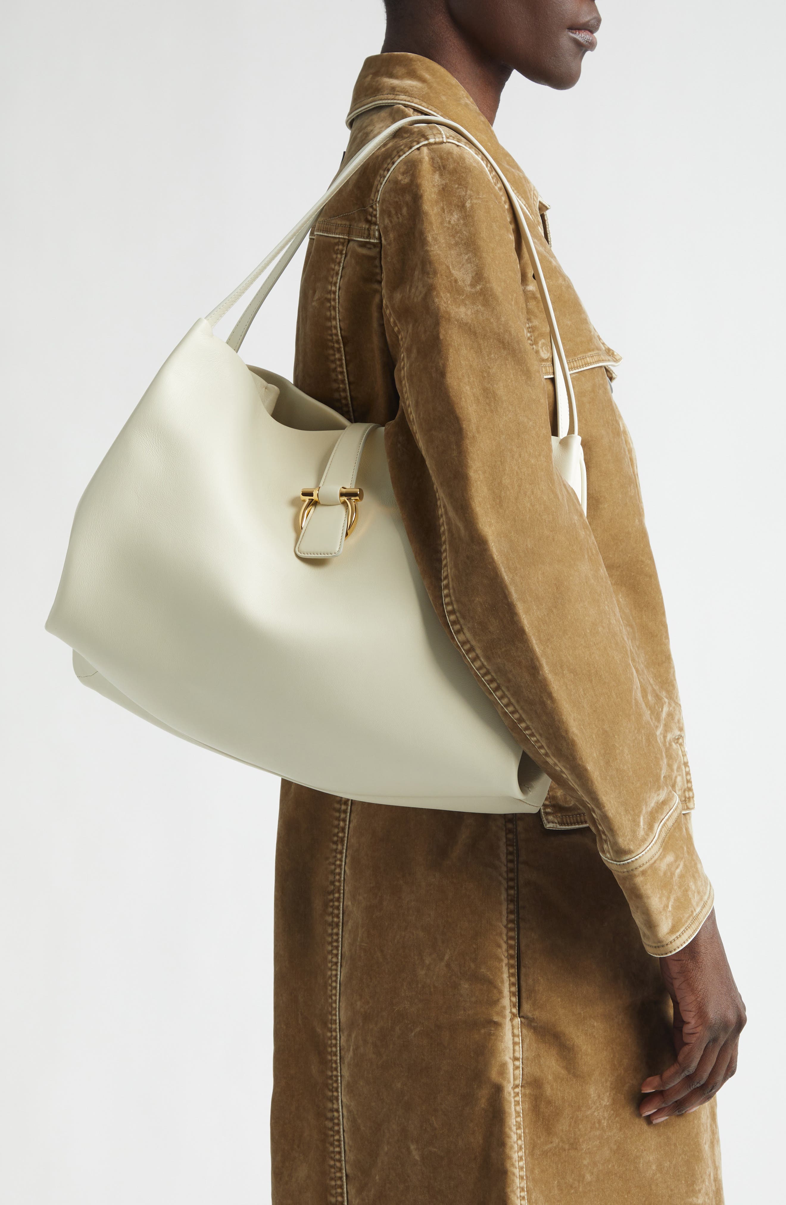 Женские сумки FERRAGAMO Medium Lily Tote — фото 2