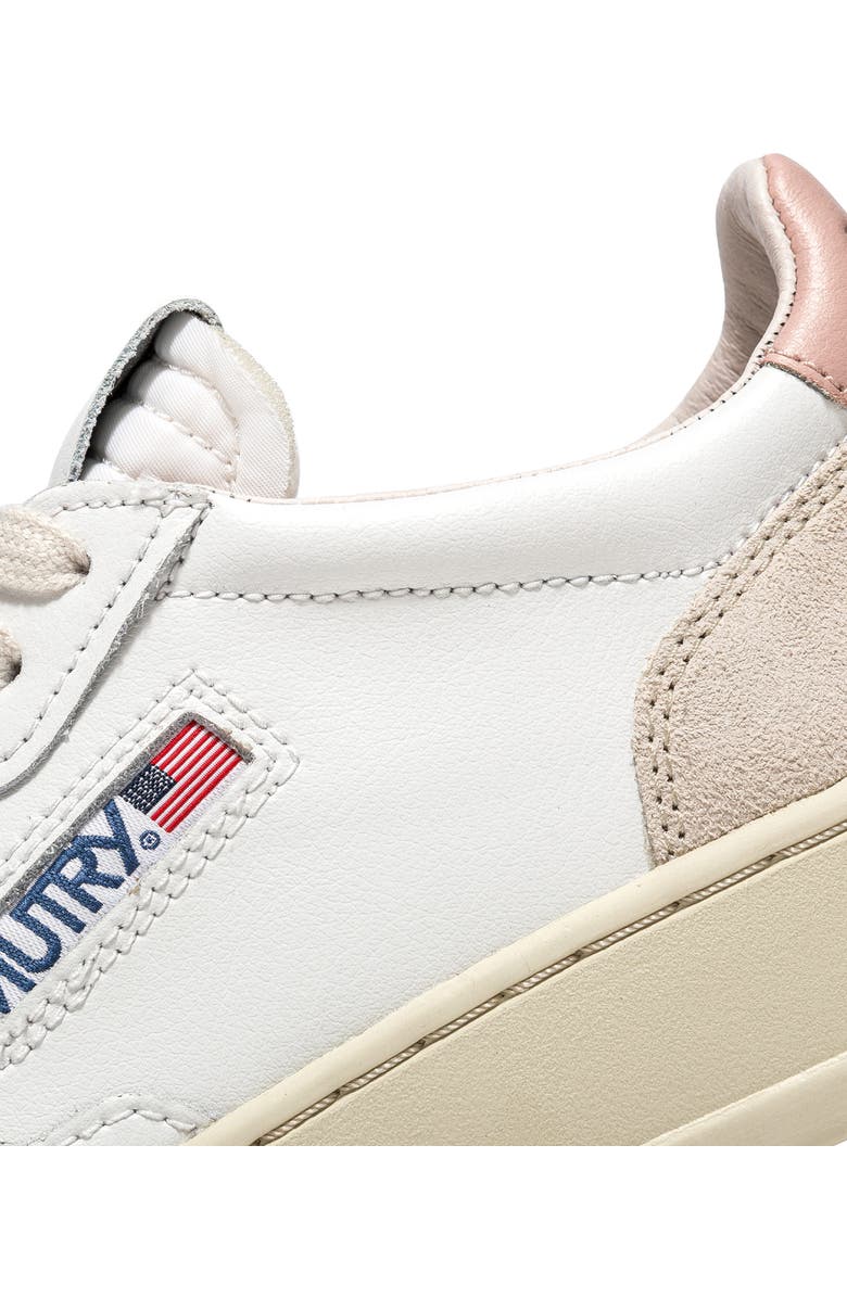 AUTRY Medalist Low Sneaker, Alternate, color, Suede White/ Powder