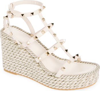 シューズ・サンダルその他 VALENTINO GARAVANI Woman Wedge shoes White 5W2S0HP0BHS 0BO Valentino Garavani Rockstud Torchon Wedge Sandal (Women