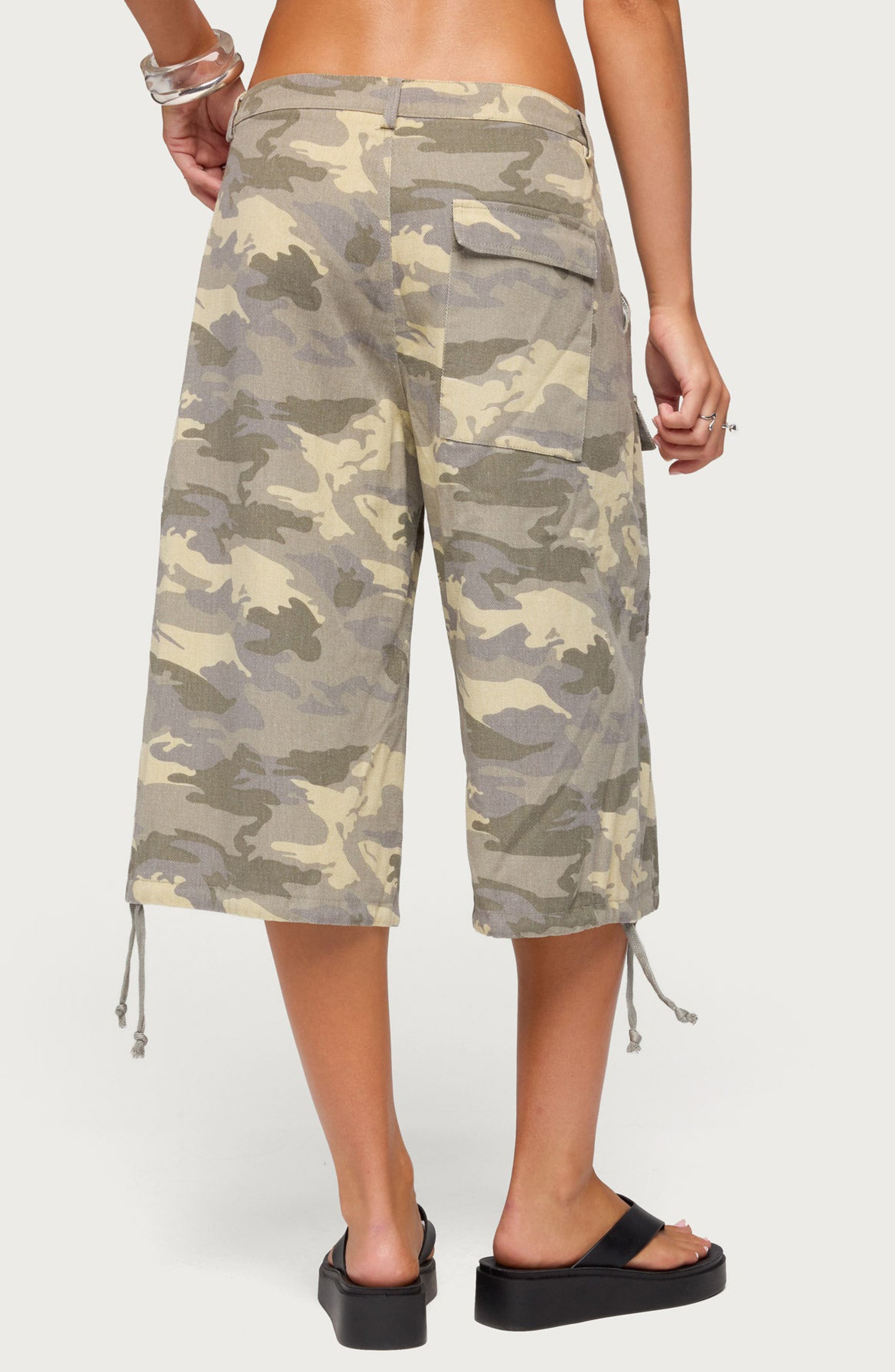 Женские шорты EDIKTED Camo Low Rise Cargo Bermuda Shorts — фото 2