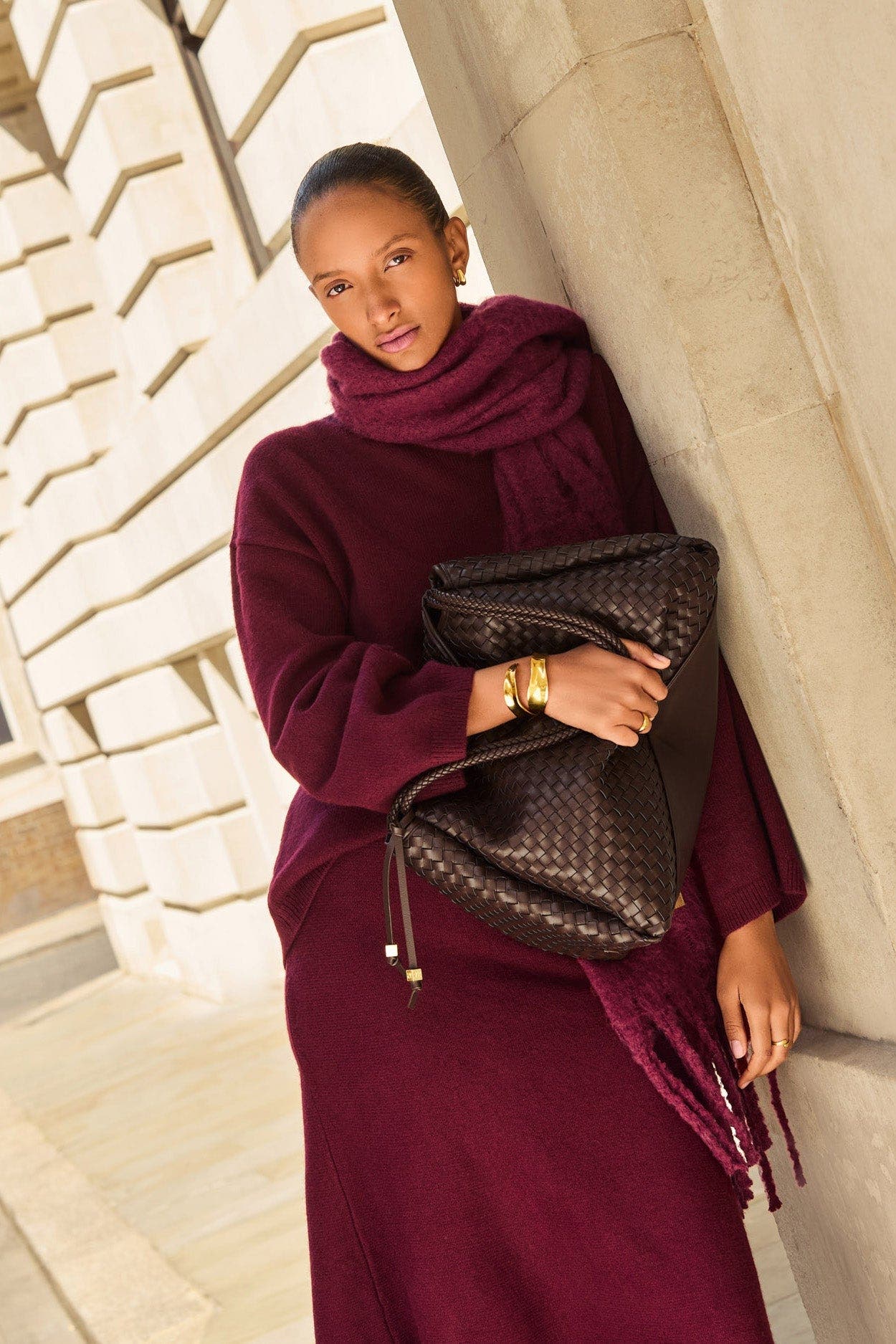 Женские сумки Katie Loxton Nova Hand Woven Large Shoulder Bag in Chocolate — фото 7