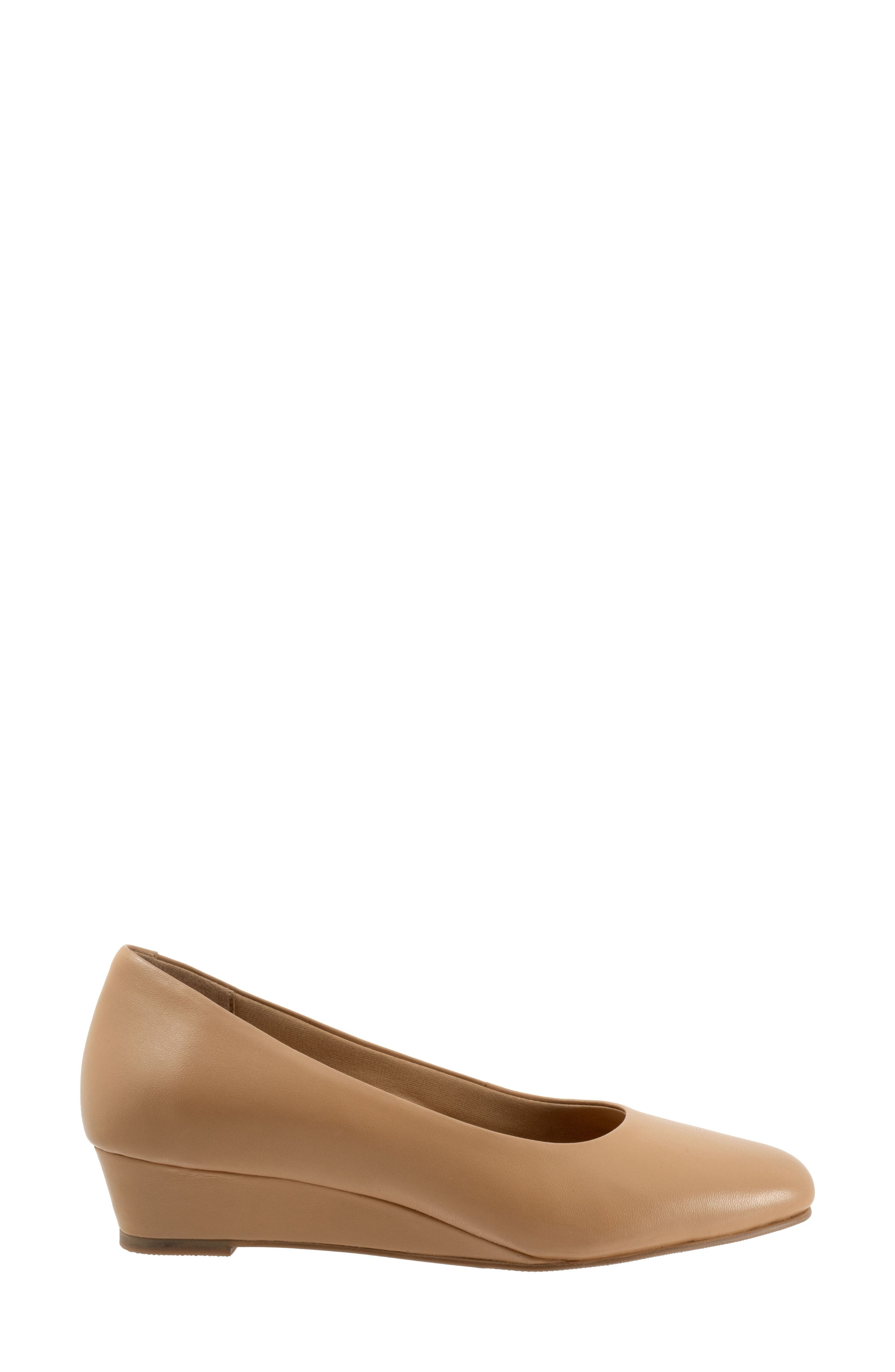 Trotters Denisse Wedge Pump, Alternate, color, Beige