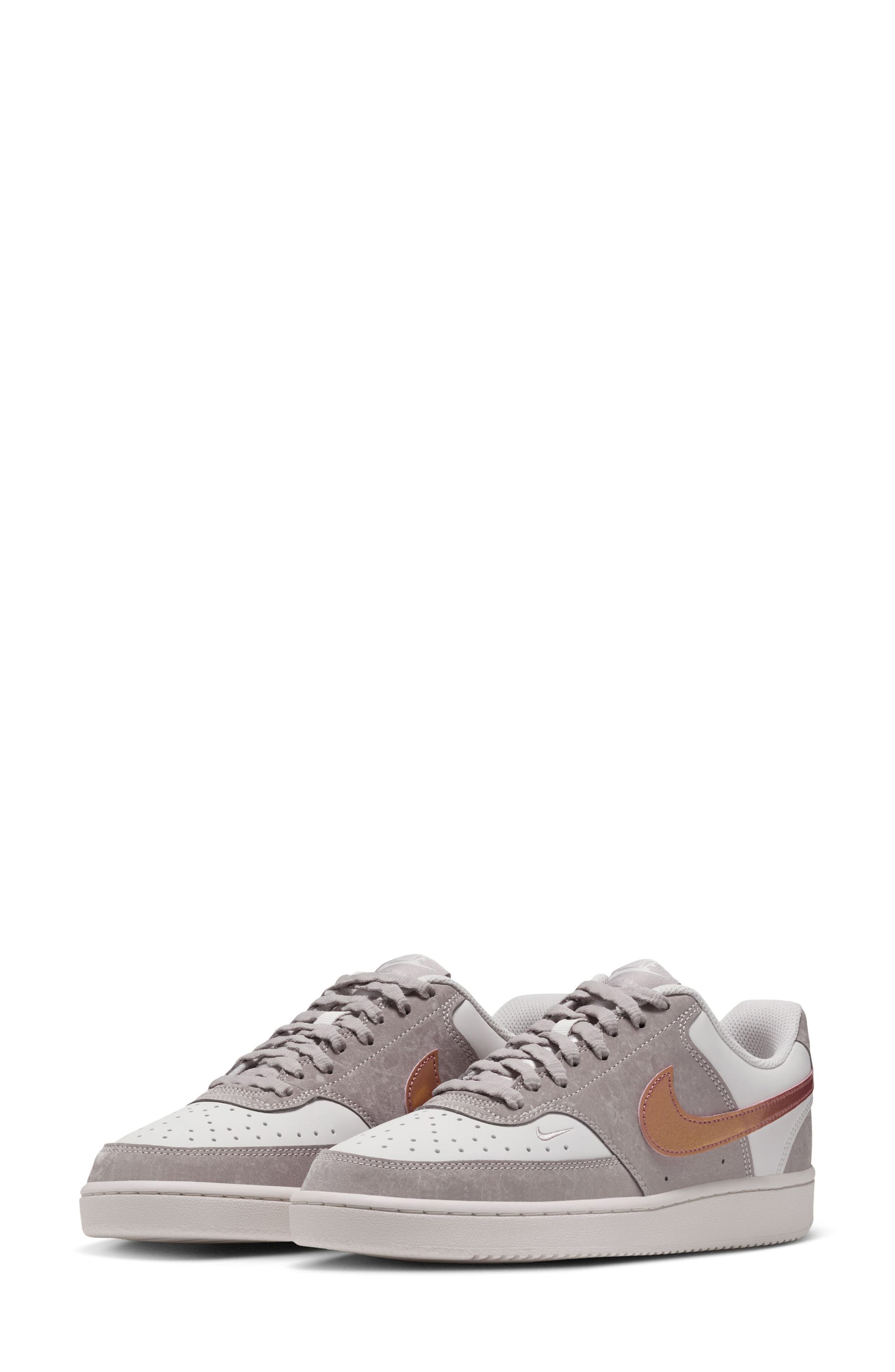 Court Vision Low LX Sneaker