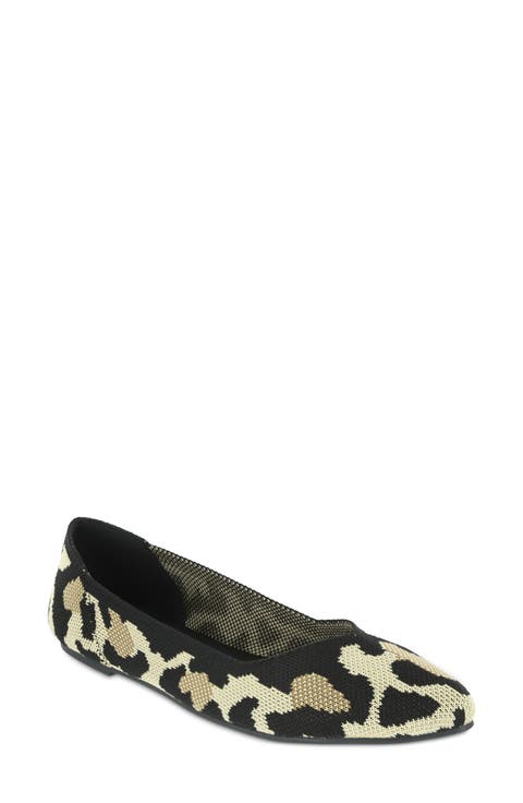 Kerri Pointed Toe Flat (Women)