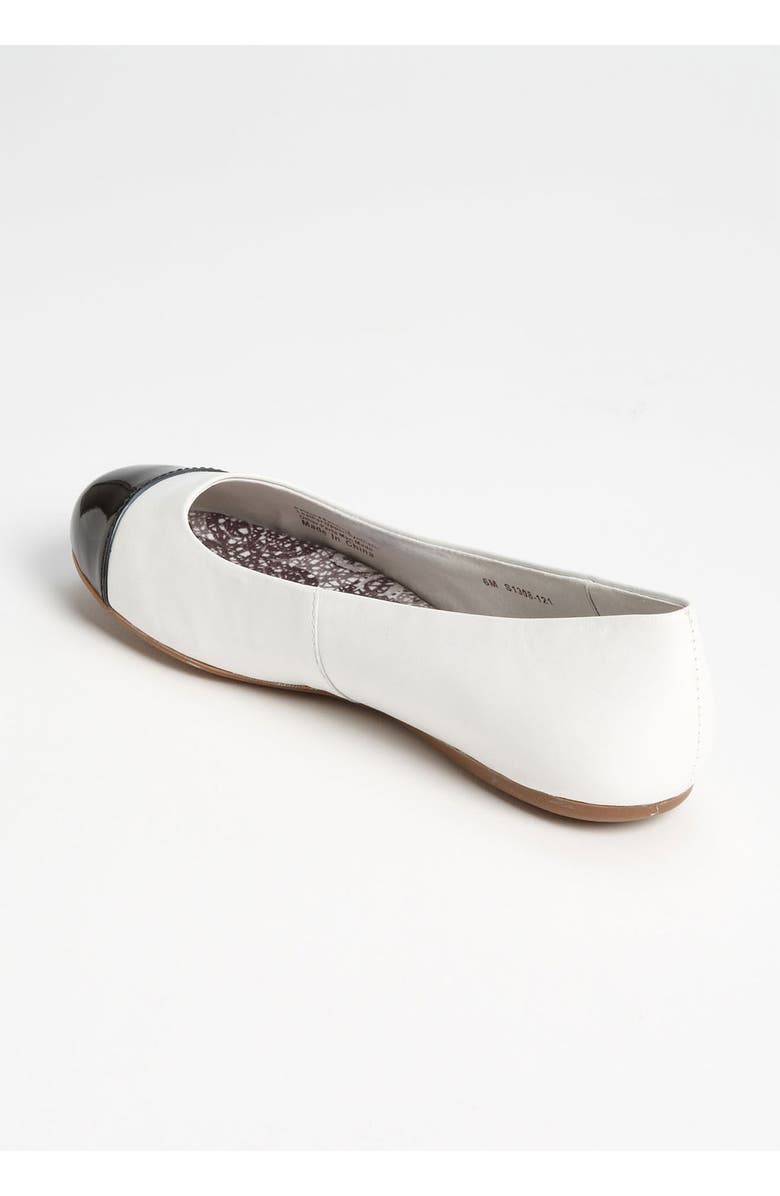 SoftWalk<sup>®</sup> 'Napa' Flat, Alternate, color,