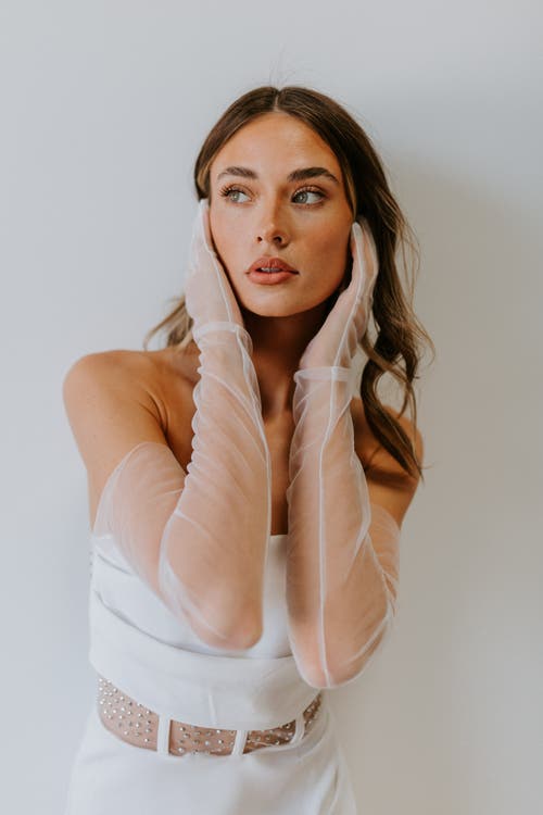 Untamed Petals Bishop Gloves In White
