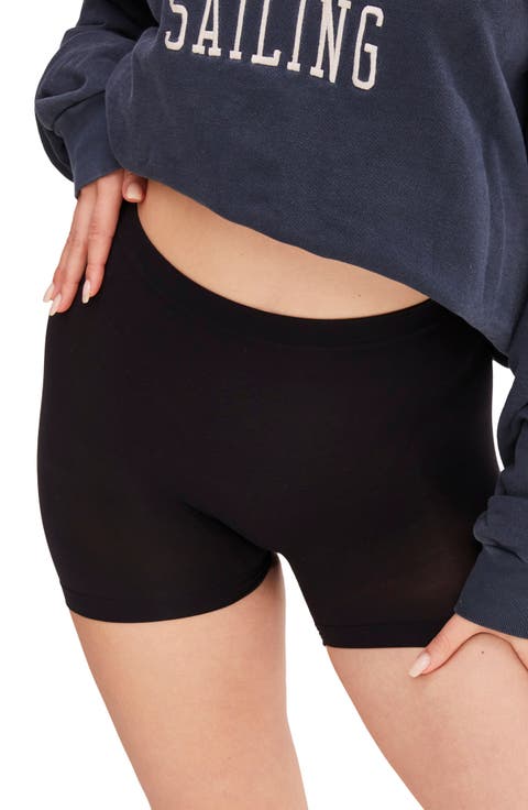 Ultra light seamless forming shorty shorts