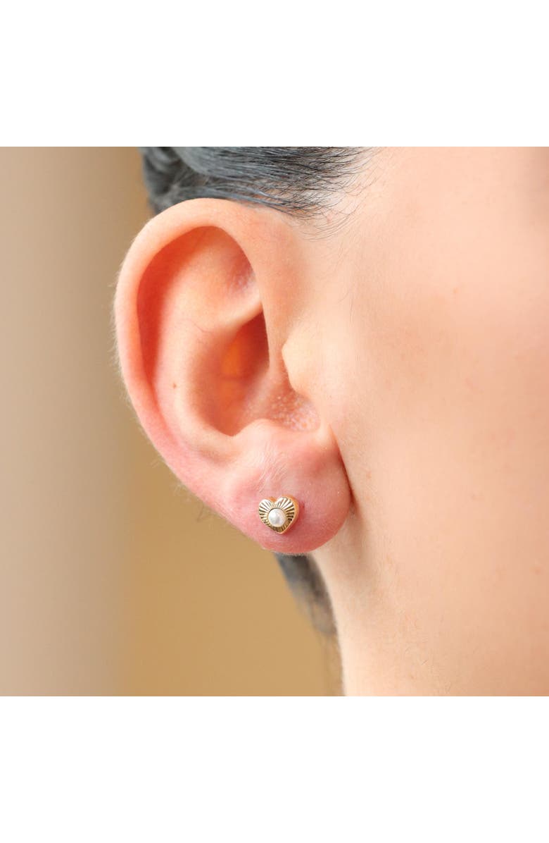The Lovery Fine Jewelry Fluted Pearl Heart Screw Back Stud Earrings, Alternate, color, Gold