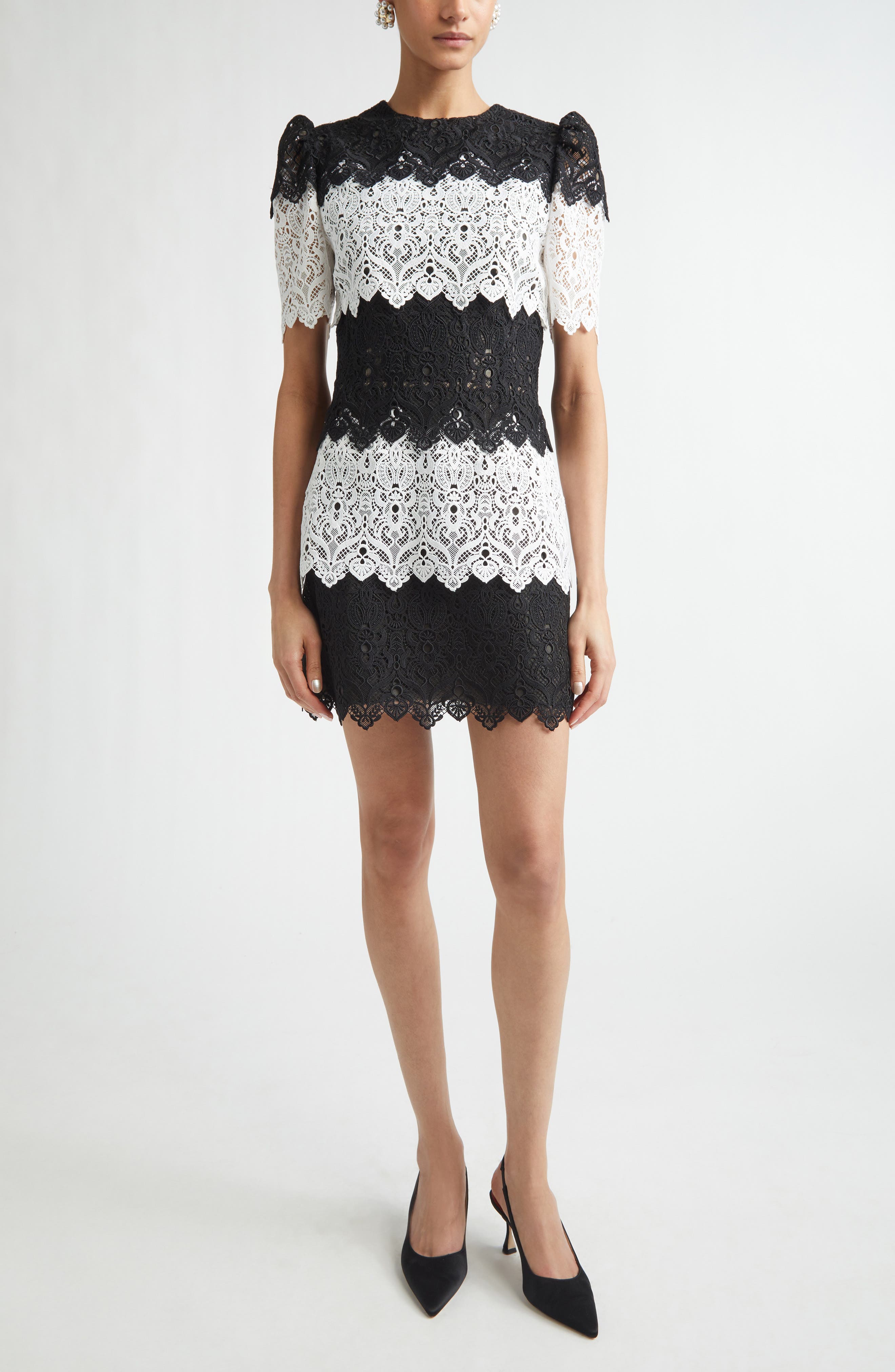 selected BLACK/ WHITE