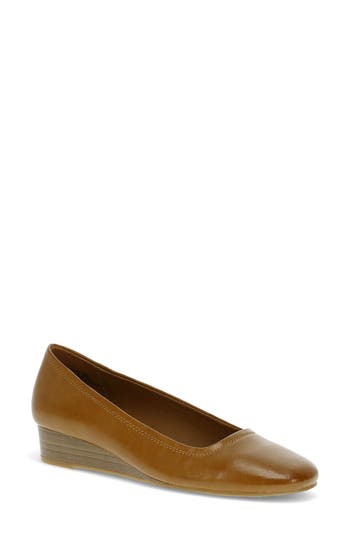 Baretraps Covette Wedge Pump In Dark Cognac
