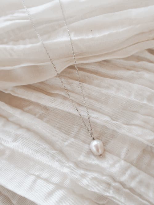 Untamed Petals Lexi Freshwater Pearl Pendant In Silver